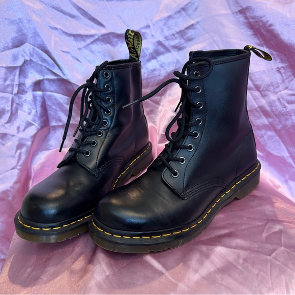 BRAND NEW Dr. Martens Black Smooth Leather Boots - Picture 1 of 10